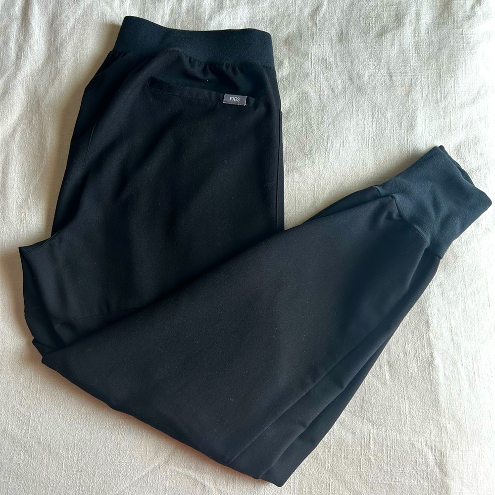 FIGS Nepal jogger scrub pant in black. Women’s medium.